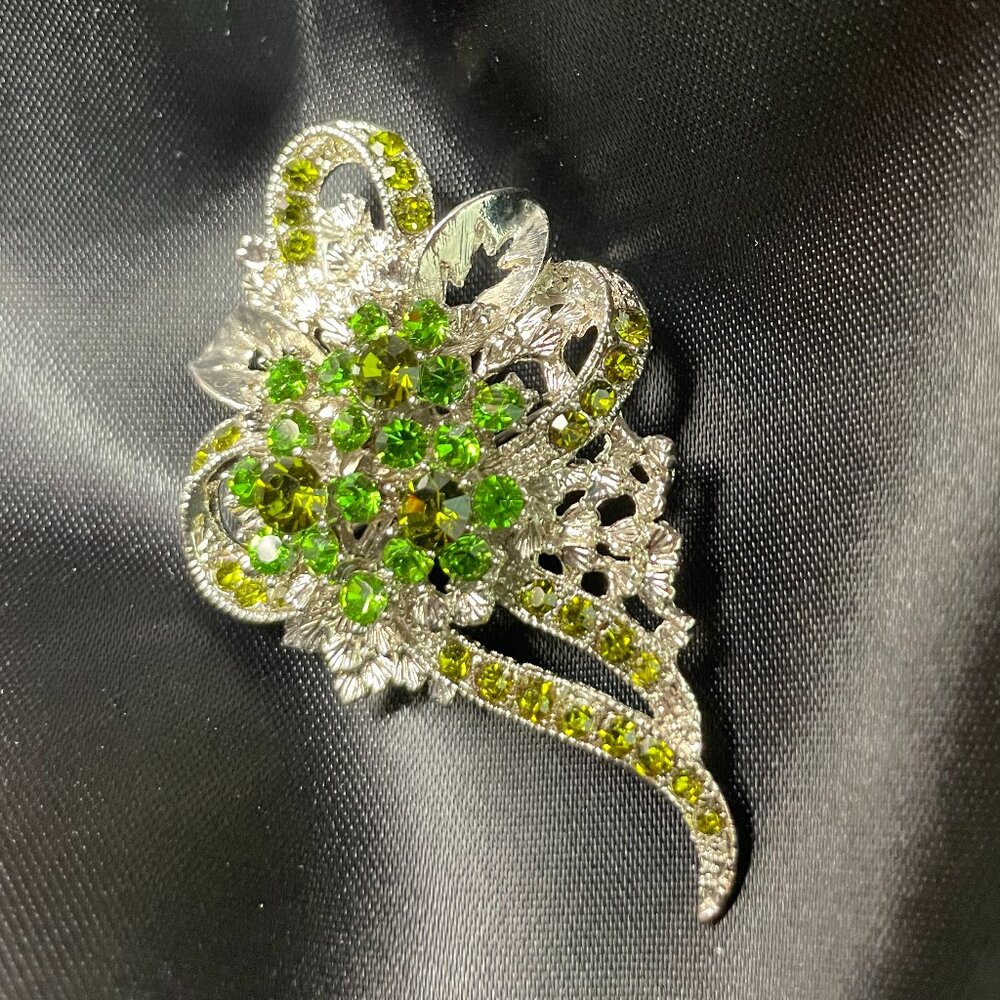 Vintage-style Green Rhinestone Floral Brooch